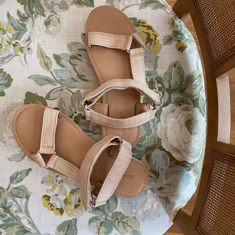 Universal thread strap sandals, size 7.5